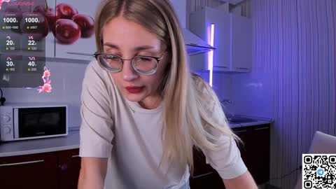 Snapshot of livyybosom chatting on 13, 12, 2024 My name is Livy Nice to meet you Thumbs up please its important online show from 13, 12, 2024