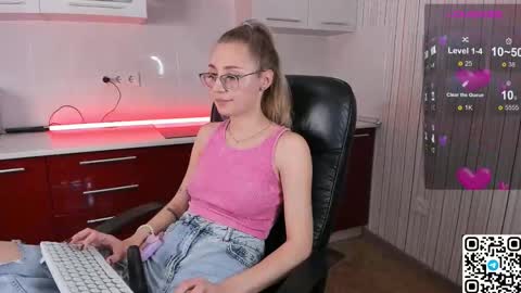 Snapshot of livyybosom chatting on 5, 11, 2025 My name is Livy Nice to meet you Thumbs up please its important online show from 5, 11, 2025