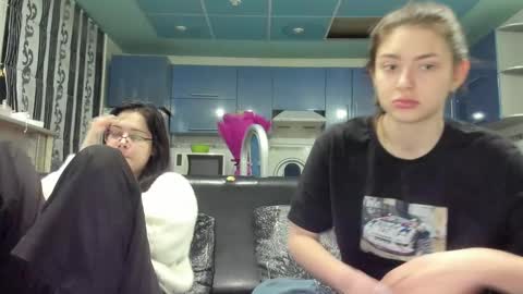 lizzi_muur online show from 6, 3, 2025