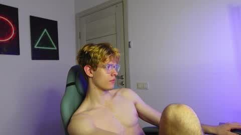 Snapshot of logan_fraser chatting on 9, 10, 2025 LOGAN FRASER online show from 9, 10, 2025
