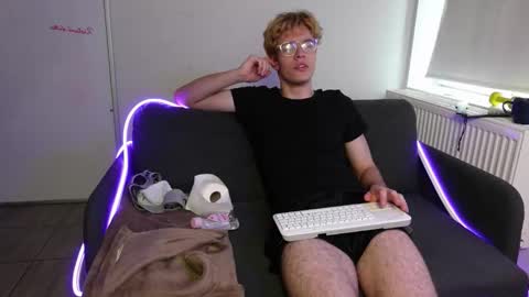 Snapshot of logan_fraser chatting on 15, 10, 2025 LOGAN FRASER online show from 15, 10, 2025