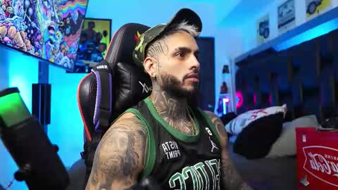 logan_hugh8 online show from 13, 2, 2026