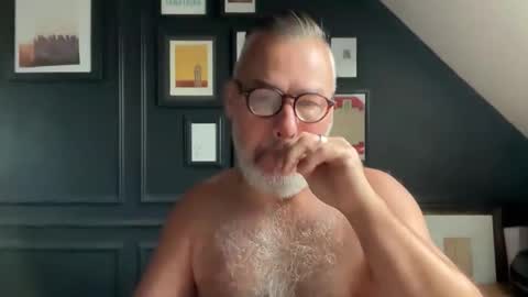Snapshot of londongent2023 chatting on 10, 9, 2025 EnglishBear online show from 10, 9, 2025