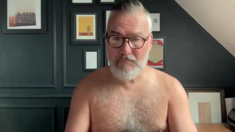 Snapshot of londongent2023 chatting on 17, 9, 2025 EnglishBear online show from 17, 9, 2025