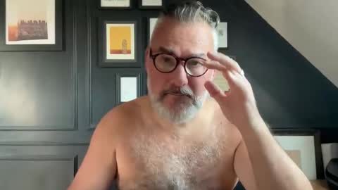 Snapshot of londongent2023 chatting on 19, 9, 2025 EnglishBear online show from 19, 9, 2025