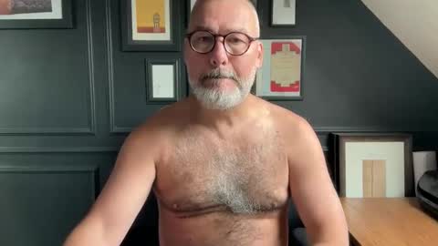 Snapshot of londongent2023 chatting on 1, 10, 2025 EnglishBear online show from 1, 10, 2025