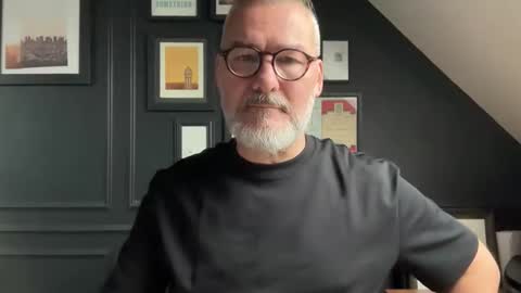 Snapshot of londongent2023 chatting on 10, 10, 2025 EnglishBear online show from 10, 10, 2025