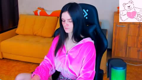 Lora Cain online show from 20, 1, 2025