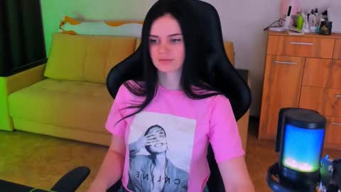 Lora Cain online show from 4, 3, 2025