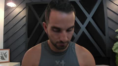  L O R E N Z O  Thumbs Up help  online show from 14, 1, 2025