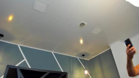  L O R E N Z O  Thumbs Up help  online show from 17, 12, 2025