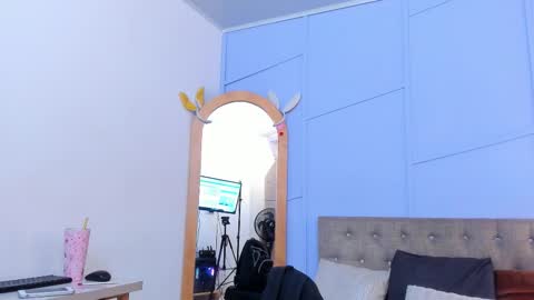 Louren Fox online show from 5, 11, 2025