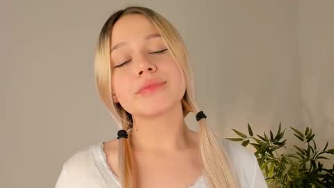 Snapshot of love_audirs6 chatting on 12, 11, 2025 Eva online show from 12, 11, 2025