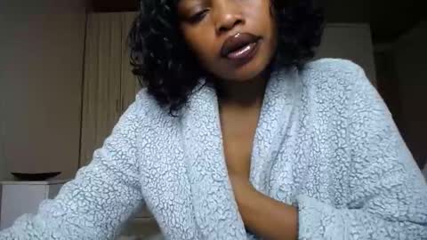Snapshot of love_niahh chatting on 12, 11, 2025 niahh online show from 12, 11, 2025