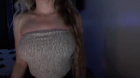 Snapshot of love_on_ chatting on 2, 3, 2026 LoVe On online show from 2, 3, 2026