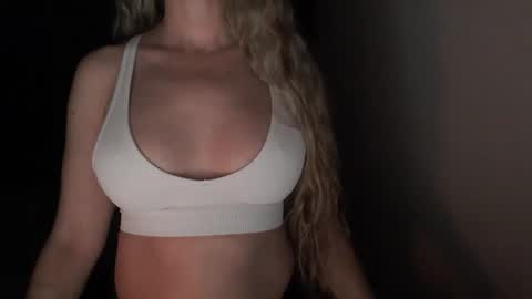 Snapshot of love_on_ chatting on 8, 3, 2026 LoVe On online show from 8, 3, 2026