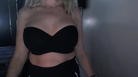 Snapshot of love_on_ chatting on 7, 4, 2026 LoVe On online show from 7, 4, 2026