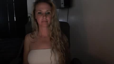 Snapshot of love_on_ chatting on 10, 4, 2026 LoVe On online show from 10, 4, 2026