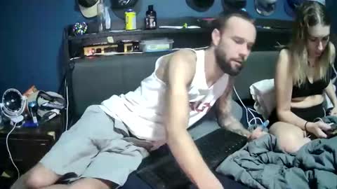 Snapshot of lovecoupleqc chatting on 24, 11, 2025 lovecoupleqc online show from 24, 11, 2025