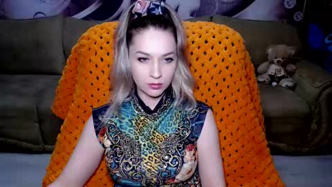 Snapshot of lovellymalina chatting on 5, 1, 2025 private open online show from 5, 1, 2025