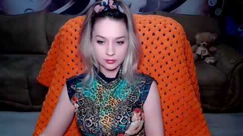 Snapshot of lovellymalina chatting on 5, 1, 2025 private open online show from 5, 1, 2025