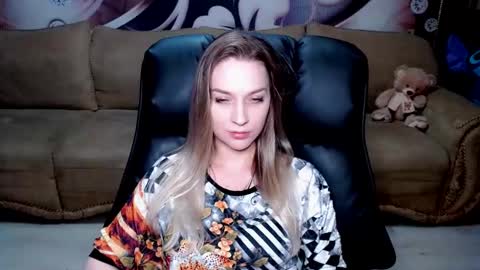 Snapshot of lovellymalina chatting on 13, 1, 2025 private open online show from 13, 1, 2025