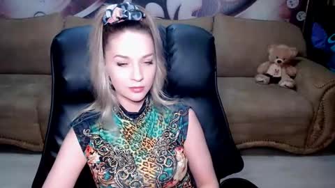 Snapshot of lovellymalina chatting on 18, 1, 2025 private open online show from 18, 1, 2025