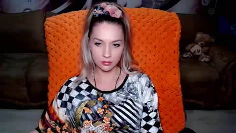 Snapshot of lovellymalina chatting on 28, 1, 2025 private open online show from 28, 1, 2025