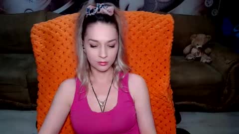 Snapshot of lovellymalina chatting on 6, 3, 2025 private open online show from 6, 3, 2025