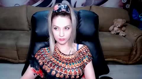Snapshot of lovellymalina chatting on 9, 3, 2025 private open online show from 9, 3, 2025
