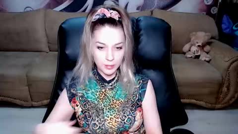 Snapshot of lovellymalina chatting on 11, 3, 2025 private open online show from 11, 3, 2025