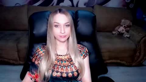 Snapshot of lovellymalina chatting on 12, 9, 2025 private open online show from 12, 9, 2025