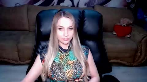 Snapshot of lovellymalina chatting on 1, 10, 2025 private open online show from 1, 10, 2025