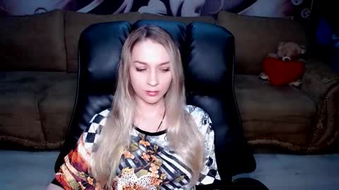 Snapshot of lovellymalina chatting on 4, 10, 2025 private open online show from 4, 10, 2025