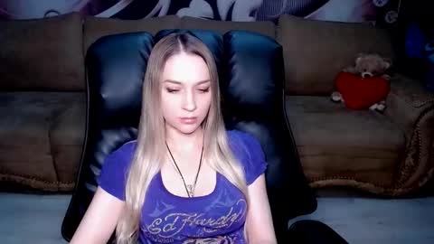 Snapshot of lovellymalina chatting on 12, 10, 2025 private open online show from 12, 10, 2025