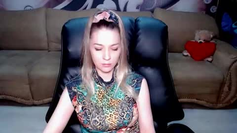 Snapshot of lovellymalina chatting on 7, 11, 2025 private open online show from 7, 11, 2025