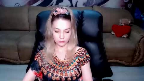 Snapshot of lovellymalina chatting on 11, 11, 2025 private open online show from 11, 11, 2025