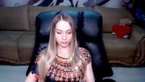 Snapshot of lovellymalina chatting on 14, 11, 2025 private open online show from 14, 11, 2025