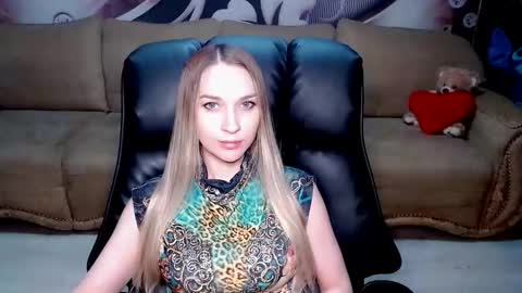 Snapshot of lovellymalina chatting on 15, 11, 2025 private open online show from 15, 11, 2025