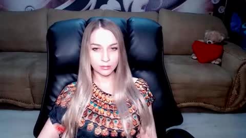 Snapshot of lovellymalina chatting on 23, 11, 2025 private open online show from 23, 11, 2025