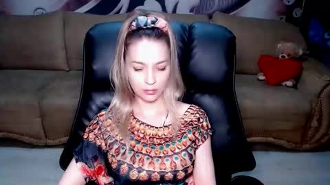 Snapshot of lovellymalina chatting on 2, 12, 2025 private open online show from 2, 12, 2025