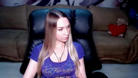 Snapshot of lovellymalina chatting on 3, 12, 2025 private open online show from 3, 12, 2025