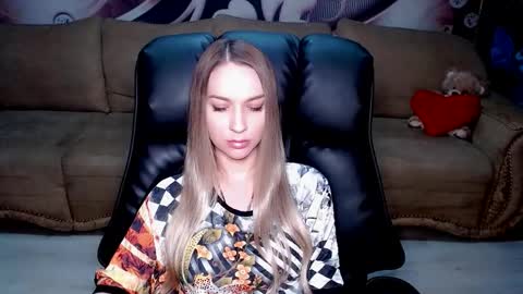 Snapshot of lovellymalina chatting on 4, 12, 2025 private open online show from 4, 12, 2025