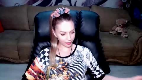 Snapshot of lovellymalina chatting on 15, 12, 2025 private open online show from 15, 12, 2025