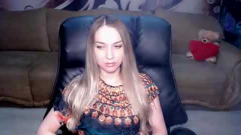 Snapshot of lovellymalina chatting on 21, 12, 2025 private open online show from 21, 12, 2025