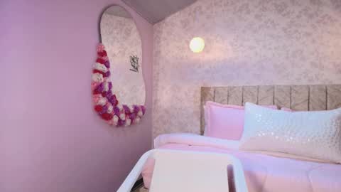 lovely_julls online show from 18, 2, 2026