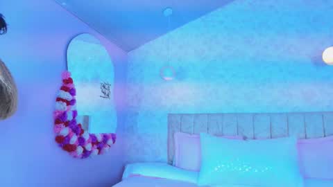 lovely_julls online show from 25, 2, 2026