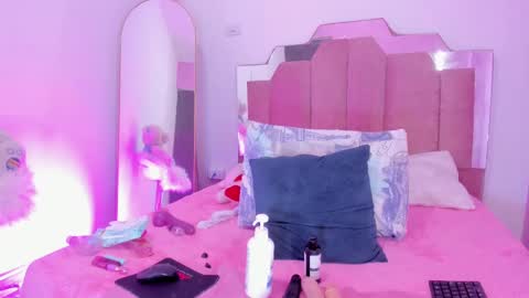 L O V E  online show from 5, 3, 2025