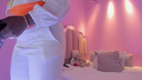 L O V E  online show from 1, 10, 2025