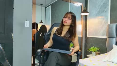 Snapshot of lovequinn_mjs chatting on 4, 11, 2025 Love online show from 4, 11, 2025